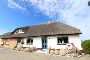 Haus an der Wiek mit Terrasse in Gager